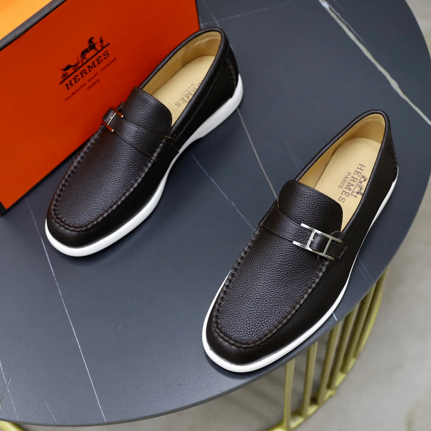 Ex-factory price: 560💰Hermès/Hermès slip-on men's shoes. This shoe is made of imported pebbled cowhide. It has simple and smooth lines and is combined with aerodynamically designed 3CM rubber foam ultra-light soles! Youthful and fashionable, classic H-shaped hardware buckle decoration, calf lining gently wraps the feet, with logo cowhide feet, casual and urban style, highlighting youthful vitality, sports and leisure version, super versatile, code number: 38-39-40-41-42-43-44 standard leather shoe size (45 can be customized but does not support returns)